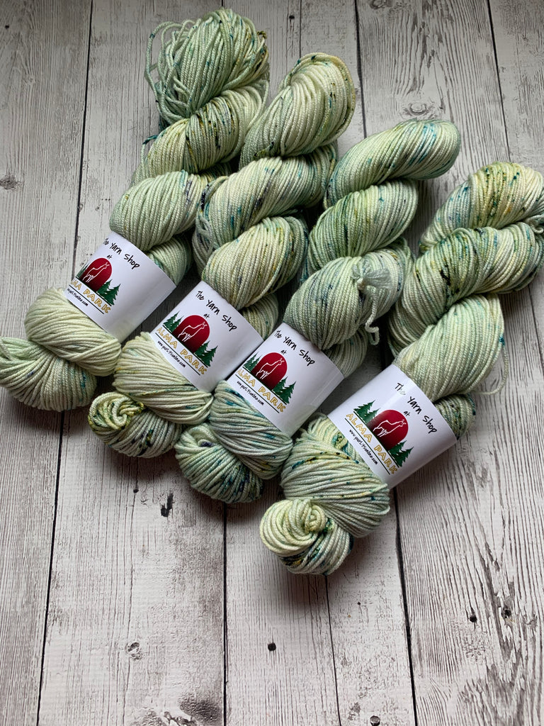 DK - ENGLISH GARDEN Kettle dyed Speckled - 274 yds RTS (020420)